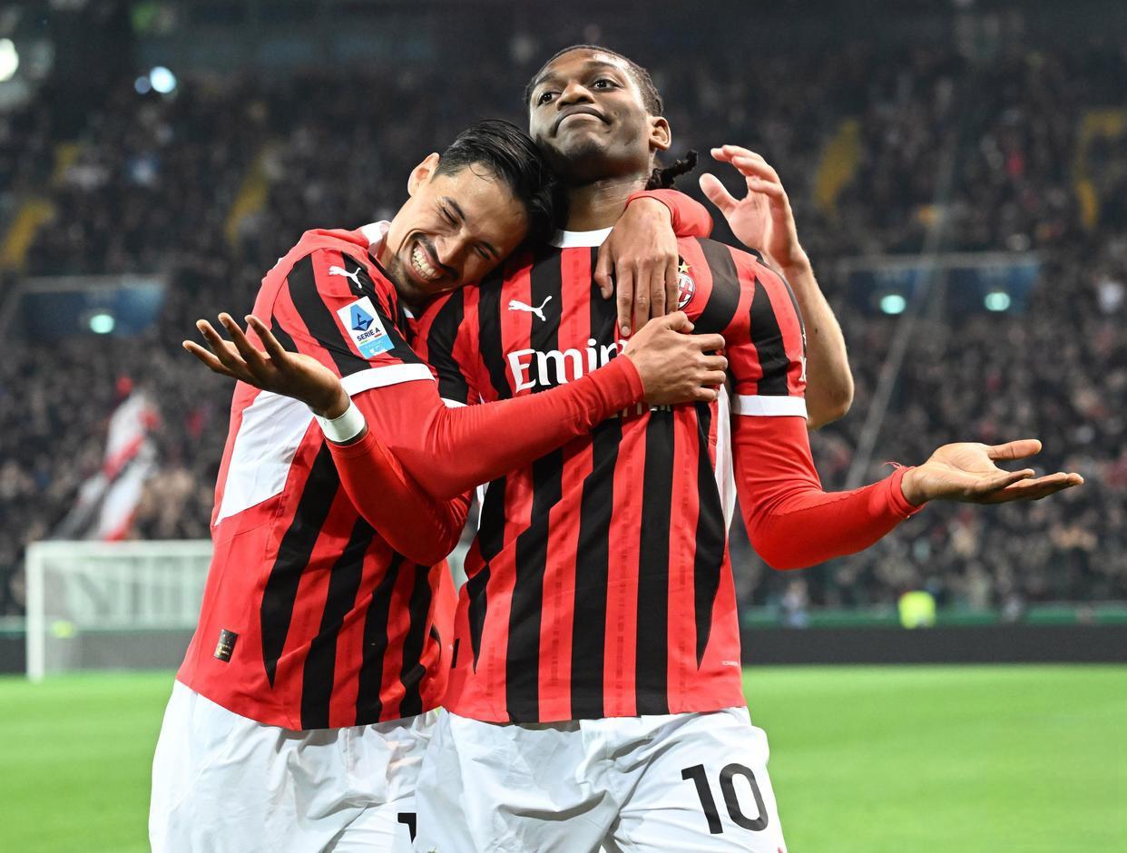 AC米兰训练开放日，今晚主帅复盘引欢呼，荷甲在即，控场能力受关注的简单介绍